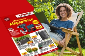 Eine lächelnde Person sitzt mit einem Laptop im Garten neben einem Angebots-Prospekt.